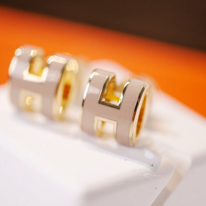 [LUCKY LOVE]MINI POP H GOLD EARRINGS GREY
