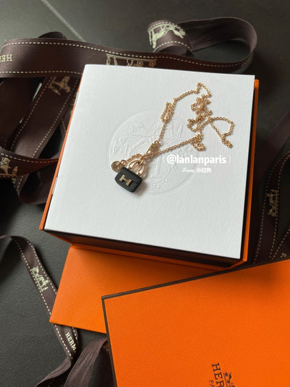 [LUCKY LOVE]CONSTANCE BLACK PEDANT PINK GOLD NECKLACE