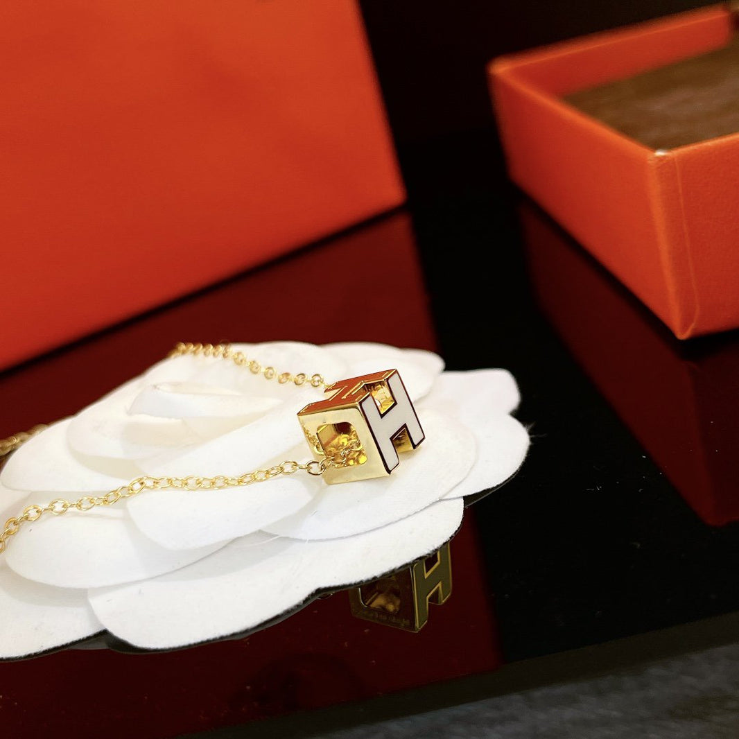 [LUCKY LOVE]H WHITE SQUARE GOLD NECKLACE