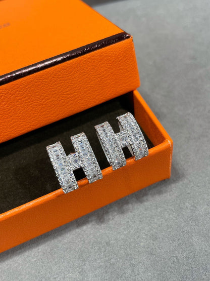 [LUCKY LOVE]H STUD EARRINGS WITH SILVER DIAMONDS