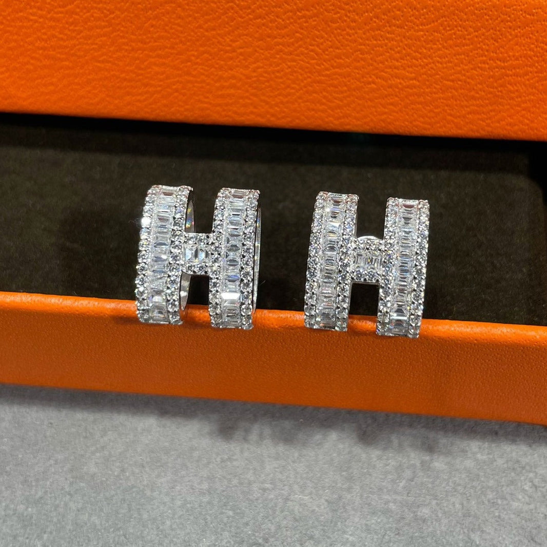 [LUCKY LOVE]H STUD EARRINGS WITH SILVER DIAMONDS